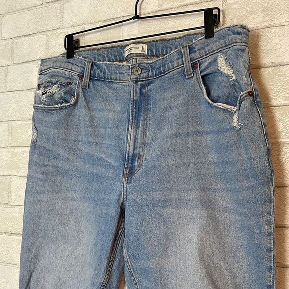 Abercrombie The Mom High Rise Jean Distressed Light Wash 18S 34 - Picture 2 of 6